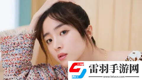 桃花洞口已是溪水潺潺：水映桃花，洞口春色四溢，游客心醉其中！