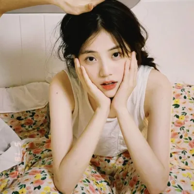 胸前的柔軟掌心溫?zé)?></p><p>這個簡單卻又動人的瞬間,成為兩個人共同的回憶,成為他們彼此依戀的證明。那溫?zé)岬恼菩?就像一盞永不熄滅的明燈,指引著他們走向更美好的未來。</p></article>            </div>
            <div   class=