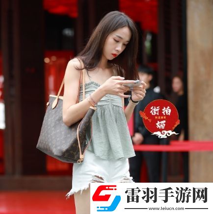 九牛電影天堂高清不卡且?guī)矢?></p><p>除了豐富的影視資源和便捷的使用體驗，九牛電影天堂在內(nèi)容更新和維護方面也表現(xiàn)出色。平臺不僅定期更新最新上映的電影和電視劇，還提供了高清晰度的播放選項，確保用戶能夠享受到最佳的觀影質(zhì)量。這種對內(nèi)容質(zhì)量的嚴格把控和持續(xù)改進，彰顯了平臺對用戶體驗的高度重視和對市場需求的敏銳把握。</p><p>在技術(shù)層面，九牛電影天堂依托先進的云計算和數(shù)據(jù)分析技術(shù)，能夠?qū)崟r跟蹤用戶的觀影偏好并進行個性化推薦。這種智能化的推薦系統(tǒng)，不僅提高了用戶的使用滿意度，也增加了用戶的粘性。通過數(shù)據(jù)分析，平臺可以更好地了解用戶的需求，進而優(yōu)化內(nèi)容布局和服務策略，從而不斷提升整體的服務水平。</p><p>除了技術(shù)和內(nèi)容上的優(yōu)勢，九牛電影天堂還積極拓展與影視制作公司和版權(quán)方的合作關(guān)系。這種合作不僅保證了平臺能夠獲取更多的優(yōu)質(zhì)影視資源，還促進了平臺的可持續(xù)發(fā)展。通過建立良好的合作機制和業(yè)務模式，九牛電影天堂在激烈的市場競爭中保持了獨特的競爭力和創(chuàng)新性。</p><p>在用戶互動方面，九牛電影天堂也做出了不少努力。平臺提供了評論和評分功能，允許用戶在觀看影片后發(fā)表自己的意見和評價。這不僅為其他觀眾提供了參考，也為影片的創(chuàng)作者和發(fā)行方提供了寶貴的反饋。這種雙向的互動機制，進一步增強了用戶的參與感和歸屬感，促進了平臺社區(qū)的健康發(fā)展。</p>九牛電影天堂：探索數(shù)字化時代的影視盛宴！                </main>            </div>
            <div   class=