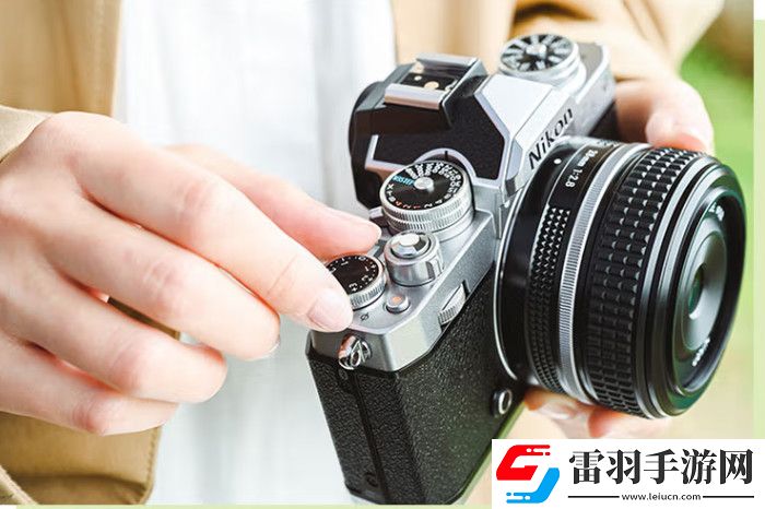 復(fù)古經(jīng)典膠片數(shù)碼相機(jī)尼康Zfc