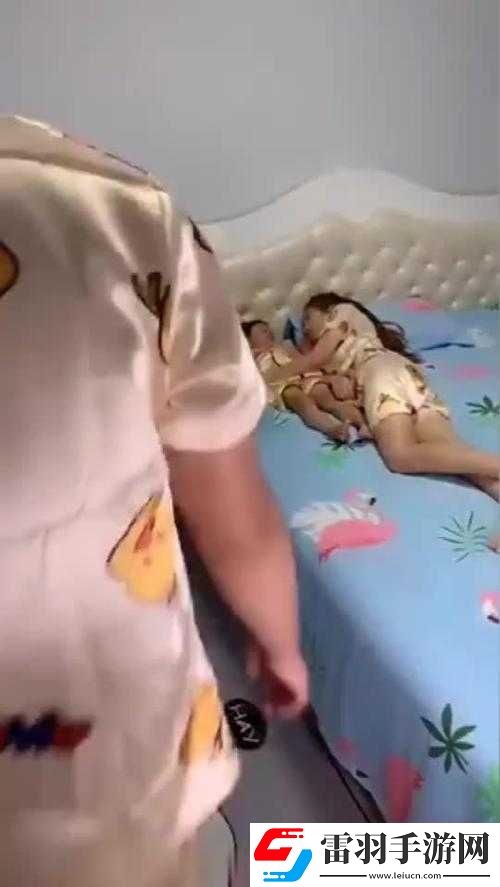抱著兒媳婦睡覺(jué)