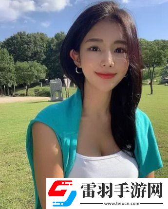 寶寶扶著水池乖乖讓爸爸洗頭