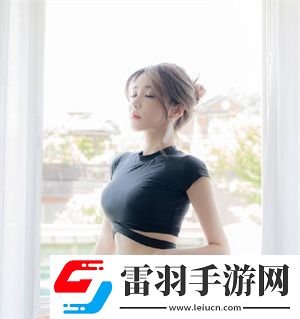 幾個(gè)裝修工人把我壓在茶幾
