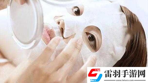 一個在上吃一個在下面敷面膜