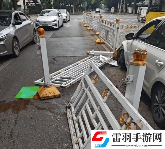 護欄遭殃