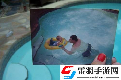 當(dāng)現(xiàn)實(shí)與回憶重疊的瞬間淚水劃過(guò)灑向照片