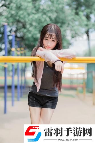游泳館里的兩個(gè)教練孟月月熱心教學(xué)