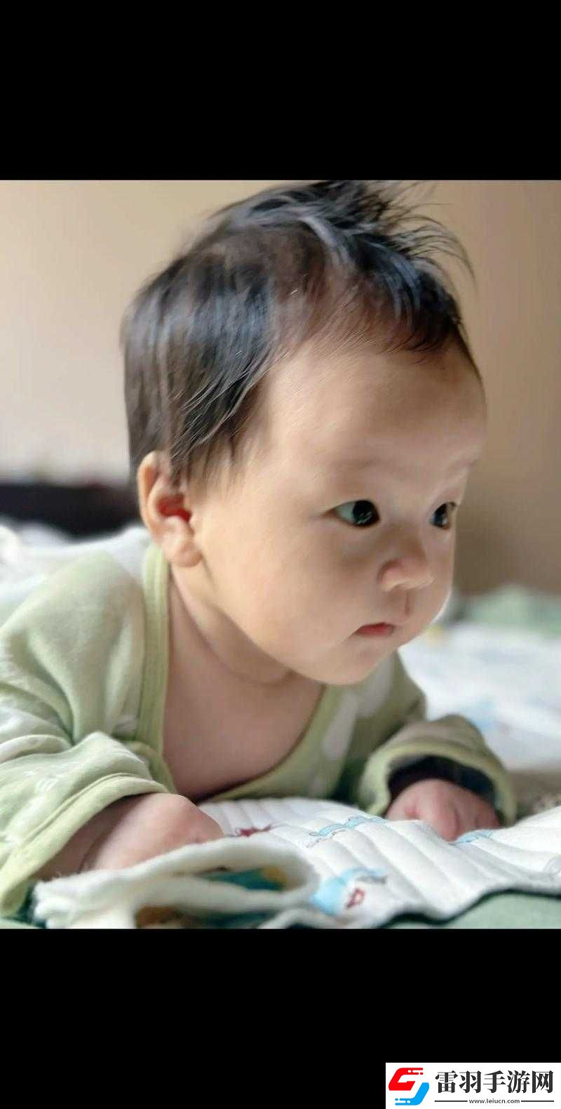 寶寶把腿抬起來靠墻上