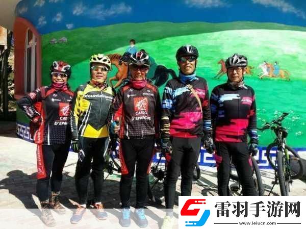一前一后三個(gè)人一起騎自行車(chē)騎行三人行