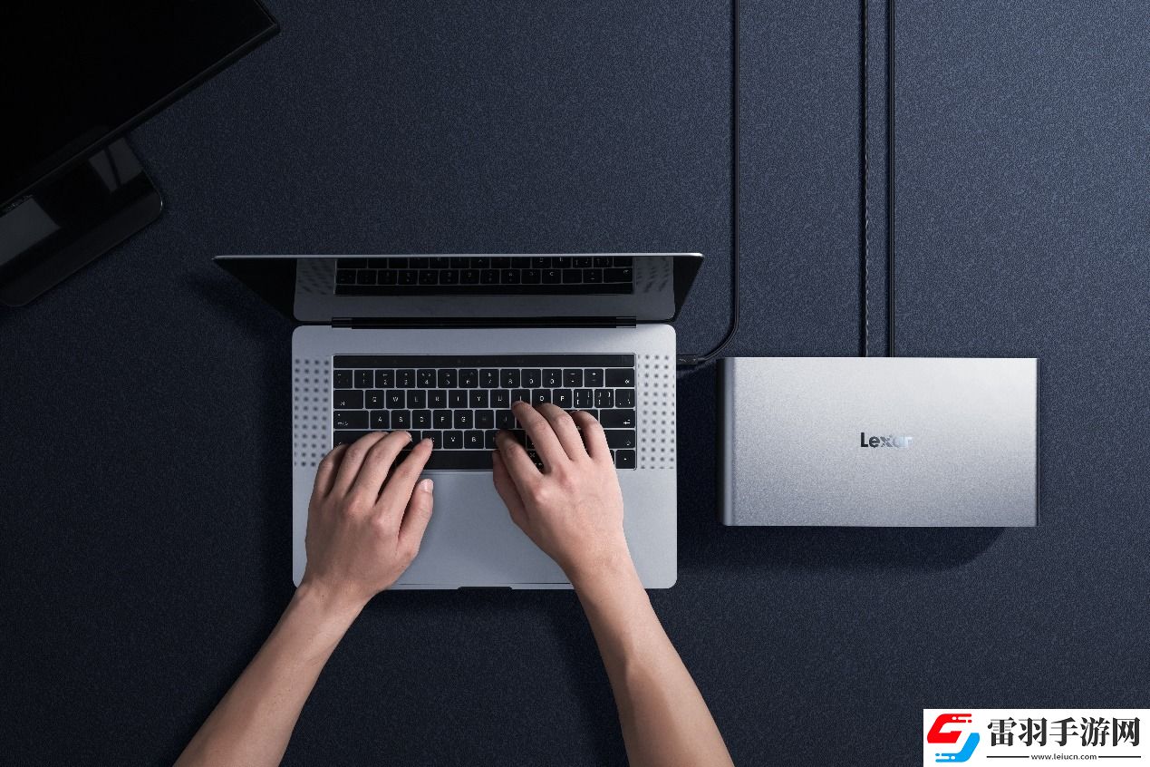 雷克沙ProfessionalWorkflow桌面?zhèn)浞菡?><p>雷電4加持，40Gbps疾速傳輸</p><p>得益于先進(jìn)的Thunderbolt 4技術(shù)，Lexar Professional Workflow的傳輸速度高達(dá)40Gbps，兼容全新 CFexpress 4.0 Type A及Type B存儲(chǔ)卡，也可向下兼容 CFexpress 2.0 Type A 及Type B存儲(chǔ)卡，搭配 Lexar Diamond CFe 4.0 Type B 卡，達(dá)到高達(dá) 3300MB/s的數(shù)據(jù)傳輸速度。這意味著用戶可以在短時(shí)間內(nèi)完成大量文件的傳輸，極大提升了工作效率。同時(shí)，背面的雷電4接口，支持外接顯示器擴(kuò)展工作空間，解鎖高達(dá)8K的超高清素材觀看體驗(yàn)，為后期制作提供了更為廣闊的視野與創(chuàng)作空間。</p><p style=