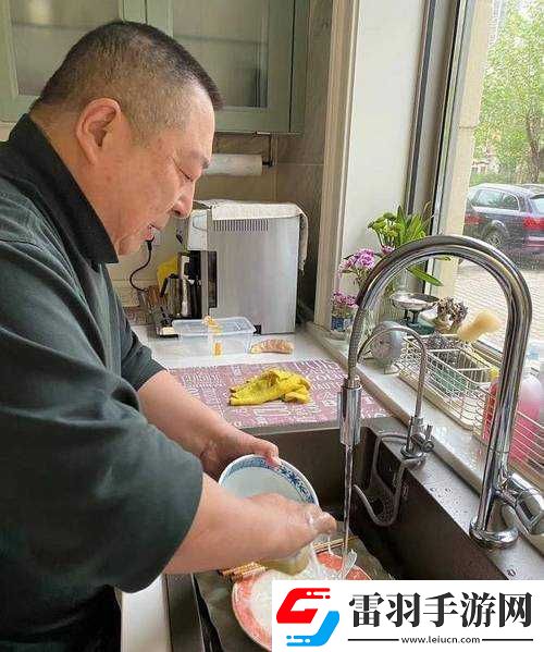 廚房里叔叔阿姨辛苦真不易