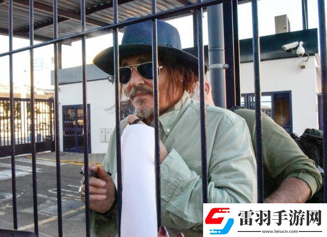 約翰尼·德普隔鐵窗互動(dòng)