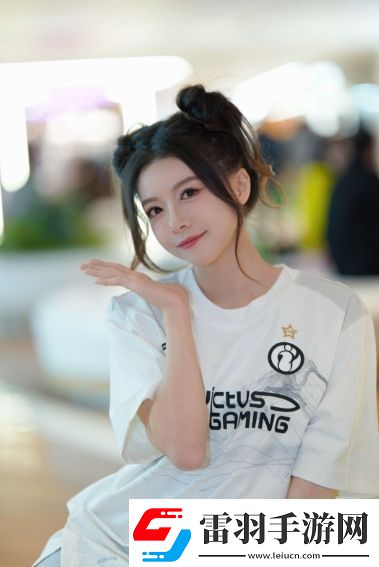 英雄聯(lián)盟駱歆穿新IG隊服亮相
