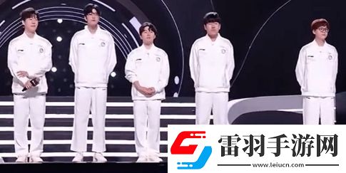英雄聯(lián)盟駱歆穿新IG隊服亮相