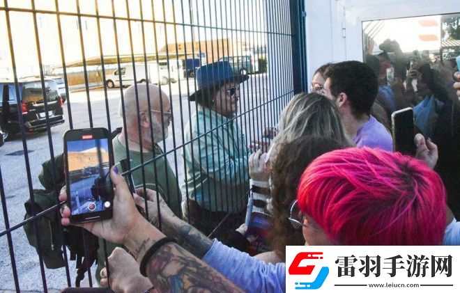 約翰尼·德普隔鐵窗互動(dòng)