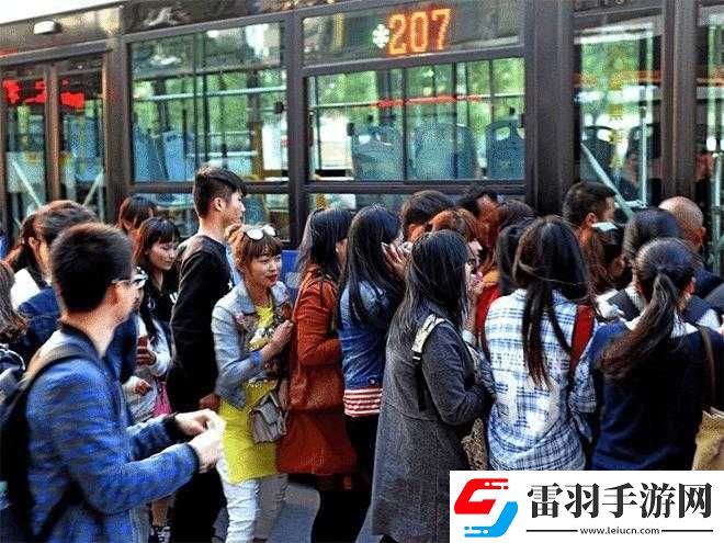 在擁擠的公交車上度過了漫長的