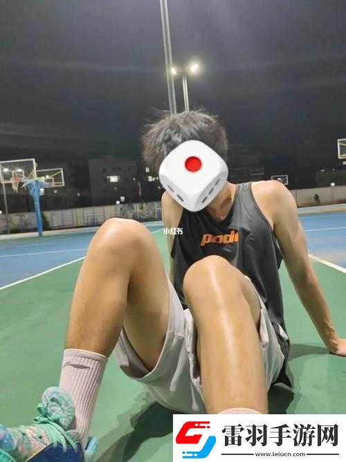 和體育生做究竟是種怎樣的奇妙體驗(yàn)?zāi)?></p><p>體育生，他們仿佛是活力與激情的化身，總是散發(fā)著一種獨(dú)特的魅力。與他們在一起，生活仿佛被注入了一股源源不斷的能量。</p><p>記得第一次見到他，是在學(xué)校的操場上。陽光灑在他矯健的身姿上，他奔跑的身影如同風(fēng)一般迅速。汗水濕透了他的衣衫，但他的眼神中卻充滿了堅(jiān)定和執(zhí)著。那一刻，我被他身上那種勇往直前的沖勁所吸引。</p><p>相處之后，我發(fā)現(xiàn)體育生有著異于常人的毅力和自律。每天清晨，當(dāng)大多數(shù)人還在睡夢中時，他們已經(jīng)開始了一天的訓(xùn)練。無論是嚴(yán)寒酷暑，還是刮風(fēng)下雨，他們的訓(xùn)練從未間斷。這種堅(jiān)持不懈的精神，也漸漸地感染了我。在面對生活中的困難時，我學(xué)會了不再輕易退縮，而是像他們一樣勇敢地迎接挑戰(zhàn)。</p><p>他們對于目標(biāo)的明確追求，也讓我深受啟發(fā)。每一次比賽，他們都有著清晰的目標(biāo)，為了實(shí)現(xiàn)那個目標(biāo)，他們會制定詳細(xì)的計(jì)劃，并嚴(yán)格執(zhí)行。這種目標(biāo)導(dǎo)向的思維方式，讓他們在賽場上屢獲佳績，也讓我在自己的學(xué)習(xí)和生活中更加明確了努力的方向。</p><p>和體育生在一起，運(yùn)動成為了我們生活中不可或缺的一部分。周末的時候，我們會一起去爬山，在攀登的過程中，感受大自然的魅力，同時也鍛煉了自己的意志?；蛘咭黄鹑ゴ蚧@球，在球場上盡情地奔跑、跳躍、傳球、投籃，享受著運(yùn)動帶來的快樂和自由。在他們的陪伴下，我逐漸愛上了運(yùn)動，身體也變得更加健康和有活力。</p><p>體育生的團(tuán)隊(duì)精神也是令人稱贊的。在參加各種體育比賽時，他們相互配合、相互支持，為了團(tuán)隊(duì)的榮譽(yù)而共同努力。這種團(tuán)隊(duì)精神不僅僅體現(xiàn)在賽場上，在日常生活中，他們也總是樂于幫助他人，關(guān)心隊(duì)友。在他們的影響下，我學(xué)會了更好地與他人合作，懂得了團(tuán)隊(duì)的力量是無窮的。</p><p>和體育生在一起也并非總是一帆風(fēng)順。他們有時會因?yàn)橛?xùn)練的疲憊和比賽的壓力而變得情緒低落。在這些時候，我需要給予他們更多的理解和支持，幫助他們度過難關(guān)。但正是這些小小的挫折和困難，讓我們的關(guān)系更加緊密，也讓我們更加懂得珍惜彼此。</p><p>與體育生在一起的日子里，我見證了他們在賽場上的榮耀時刻，也陪伴他們度過了低谷期。他們的歡笑和淚水，他們的成功與失敗，都成為了我們共同的回憶。在他們的身上，我看到了青春的無限可能，看到了夢想的力量。</p><p>這段與體育生在一起的奇妙體驗(yàn)，讓我收獲了成長、友誼和勇氣。他們用自己的行動詮釋了什么是拼搏，什么是堅(jiān)持，什么是團(tuán)隊(duì)。他們就像一束耀眼的光芒，照亮了我前行的道路，讓我在未來的人生中更加堅(jiān)定地追逐自己的夢想。</p><p>如今，雖然那段時光已經(jīng)遠(yuǎn)去，但那些美好的回憶依然深深地印在我的心中。每當(dāng)我想起與體育生在一起的點(diǎn)點(diǎn)滴滴，心中都會涌起一股溫暖和力量。我相信，無論未來的路有多么漫長和曲折，這段奇妙的體驗(yàn)都將永遠(yuǎn)陪伴著我，激勵著我不斷前進(jìn)。</p></article>            </div>
            <div   class=