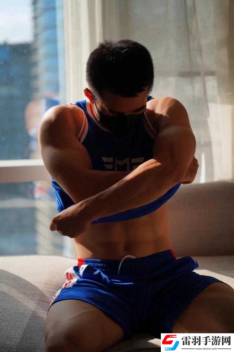 兩男三女與大黑猛男的激情互動(dòng)