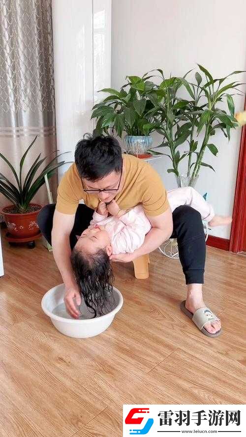 爸爸為寶寶洗頭