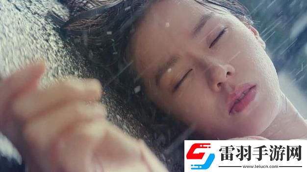岳故意裝睡讓我挺進(jìn)去的電影