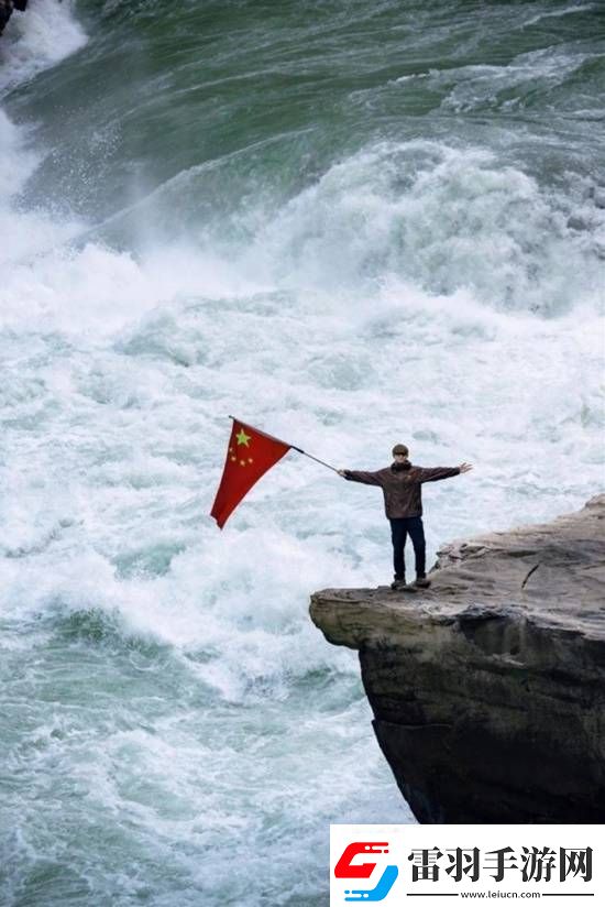 景區(qū)回應(yīng)李現(xiàn)在虎跳峽舉國旗同款線路需徒步二十多公里