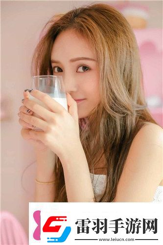 我被9個建筑工人抬到茶幾上引發(fā)熱議網(wǎng)友